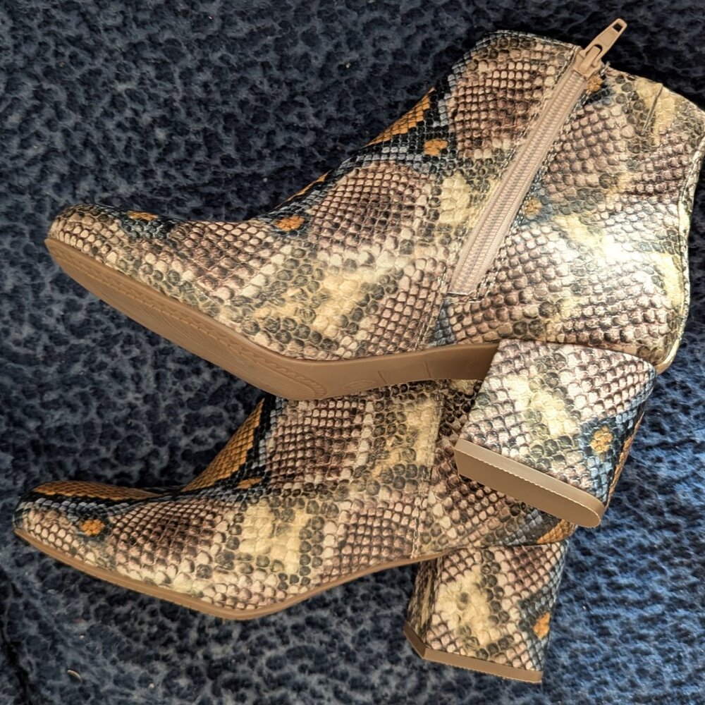 NWOT Chic Ankle Boots